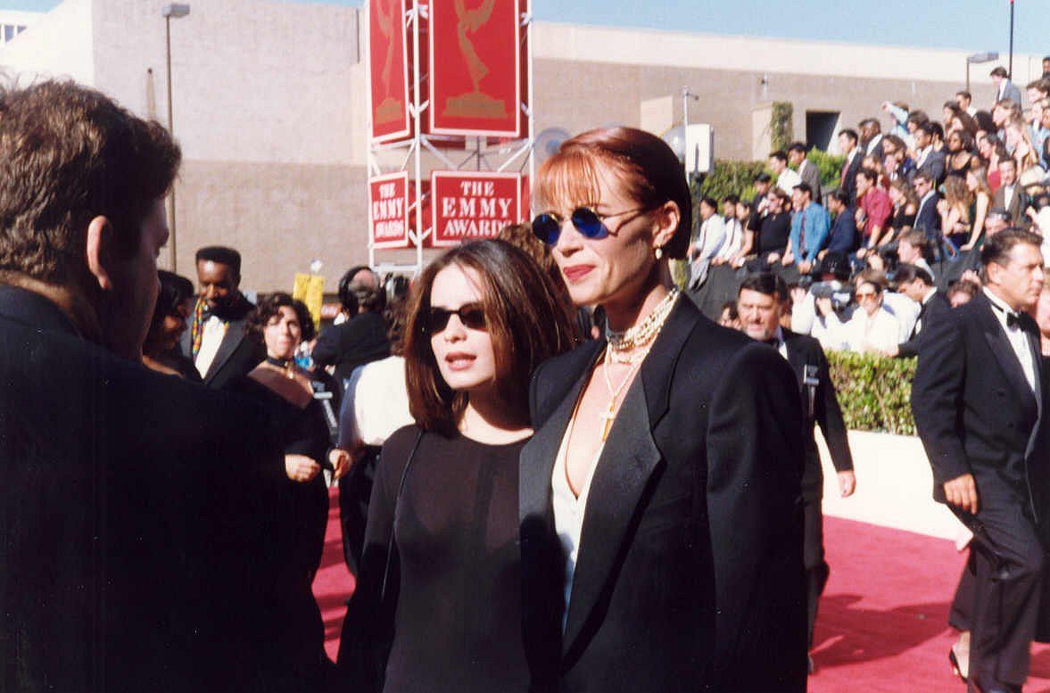 Lauren Holly (right) on the red carpet at the Emmy Awards 1991 with Holly-Marie Combs
