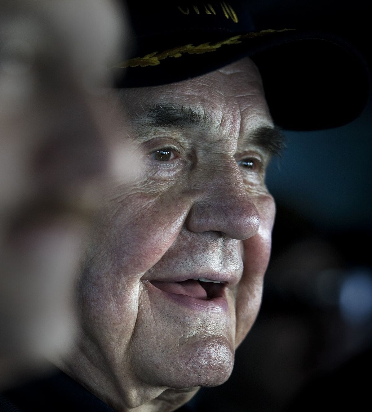 PACIFIC OCEAN (Dec. 12, 2010) Legendary sports broadcaster Dick Enberg observes flight operations from the primary flight control tower duri