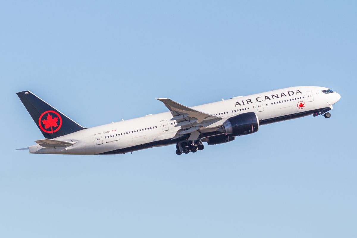 Air Canada Boeing 777-200 Departing Sydney International Airport