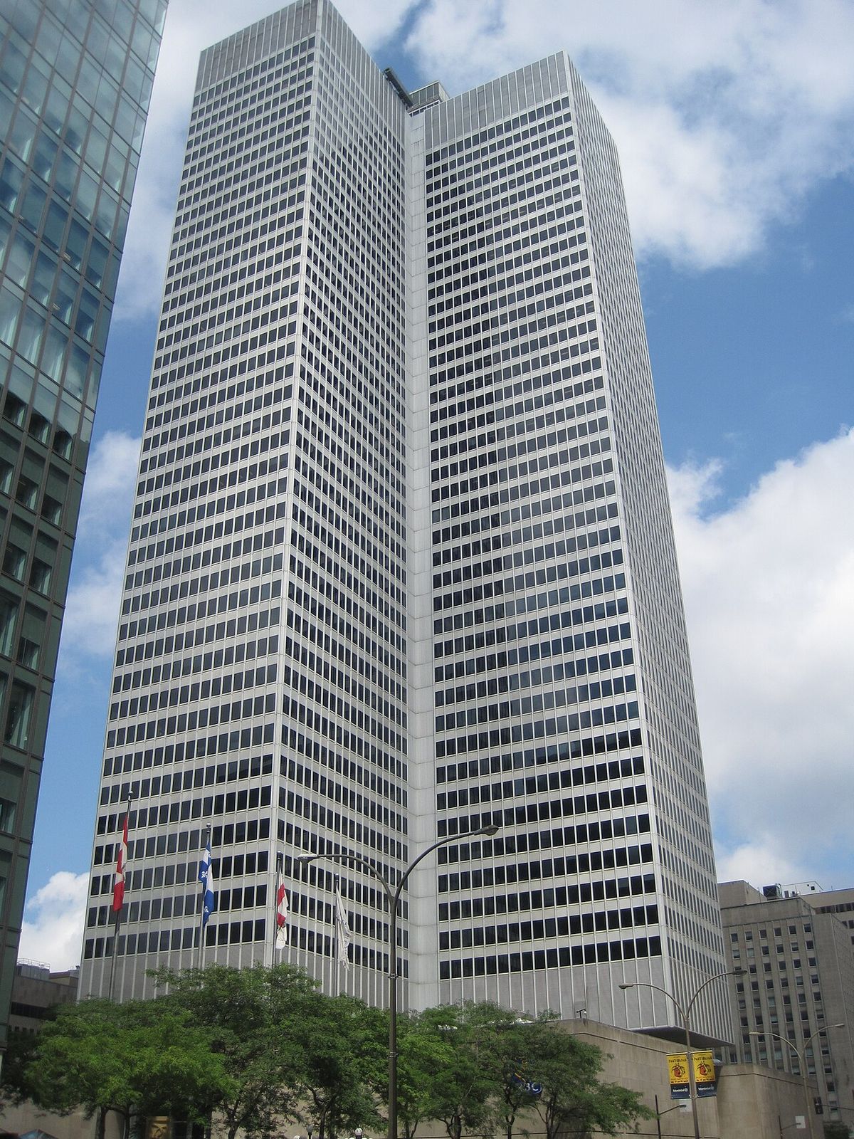 La Place Ville-Marie, vue du boulevard René-Lévesque