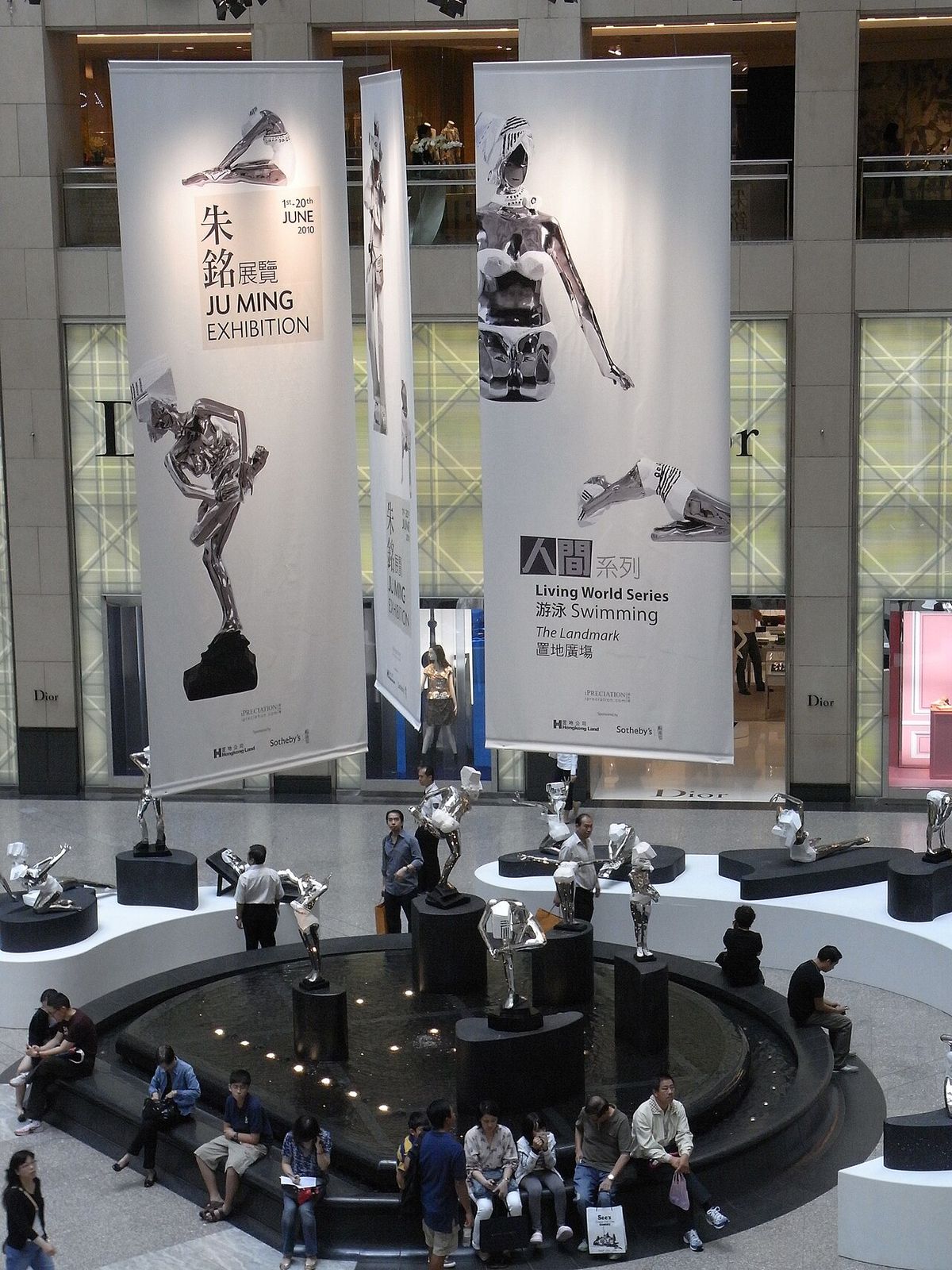 zh:中環置地廣場 朱銘香港作品展覽 由 香港置地 & 蘇富比贊助