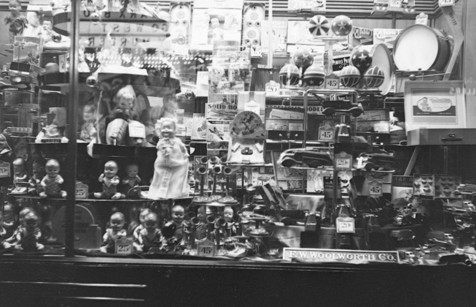 We see the Christmas display of the window of a branch of a store "FW Woolworth Co Ltd". It exposes dolls and toys.